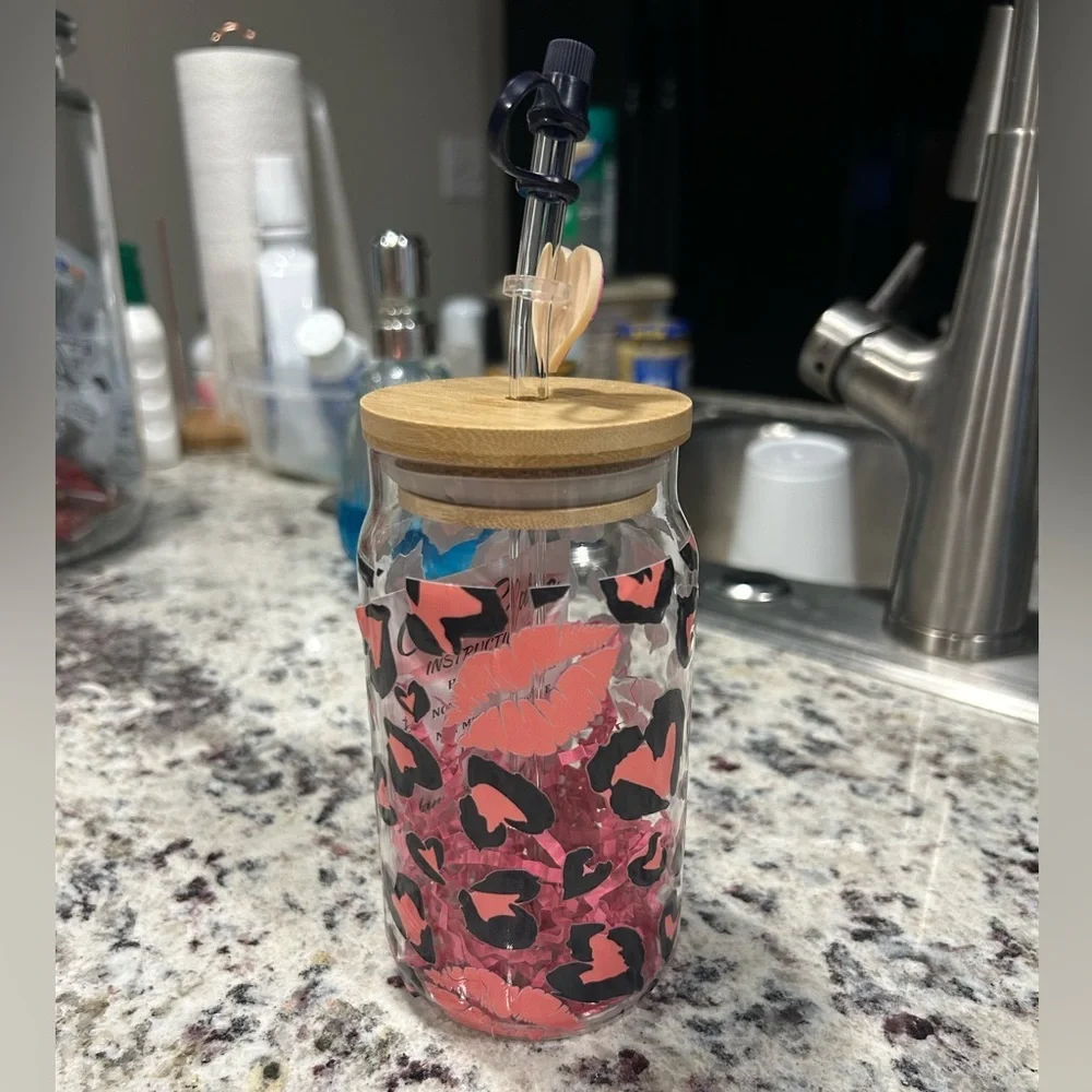 Pink‎ and black lip print glass jar with wooden lid and straw